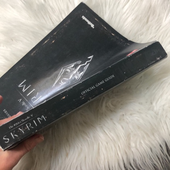 SKYRIM THE ELDERS SCROLLS V OFFICIAL GAME
GUIDE - Picture 6 of 6